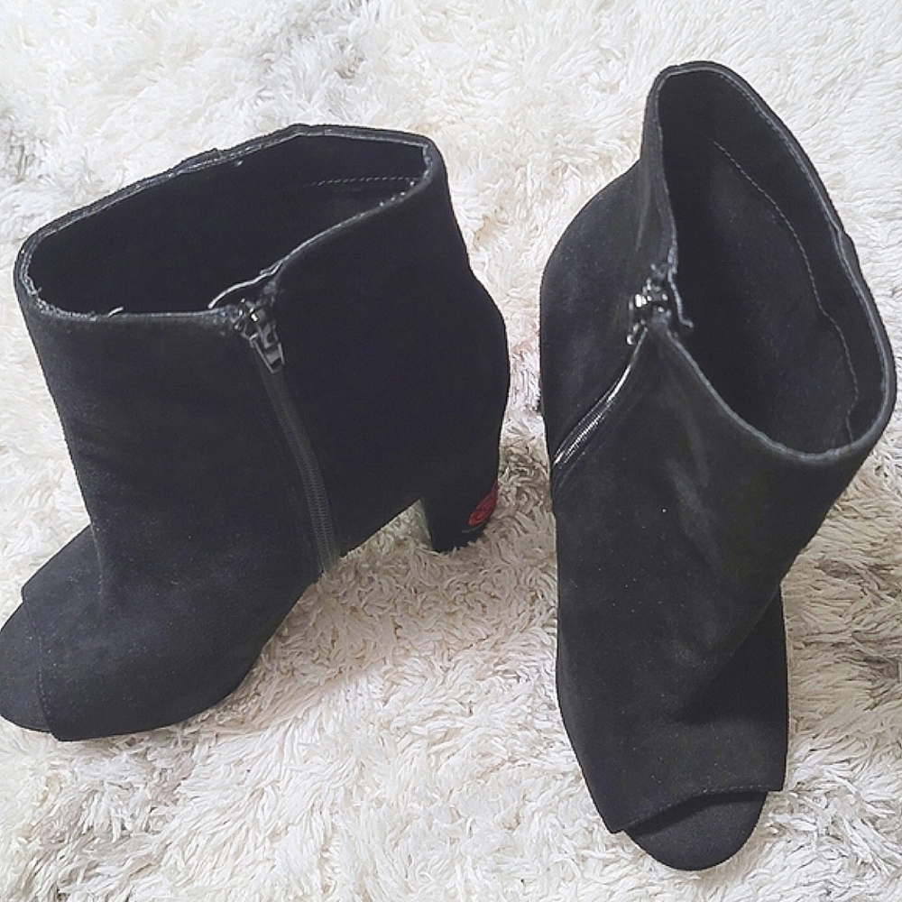 Wild Diva Faux Suede Rose Embroidered Almond Toe Booties Boots Size 9